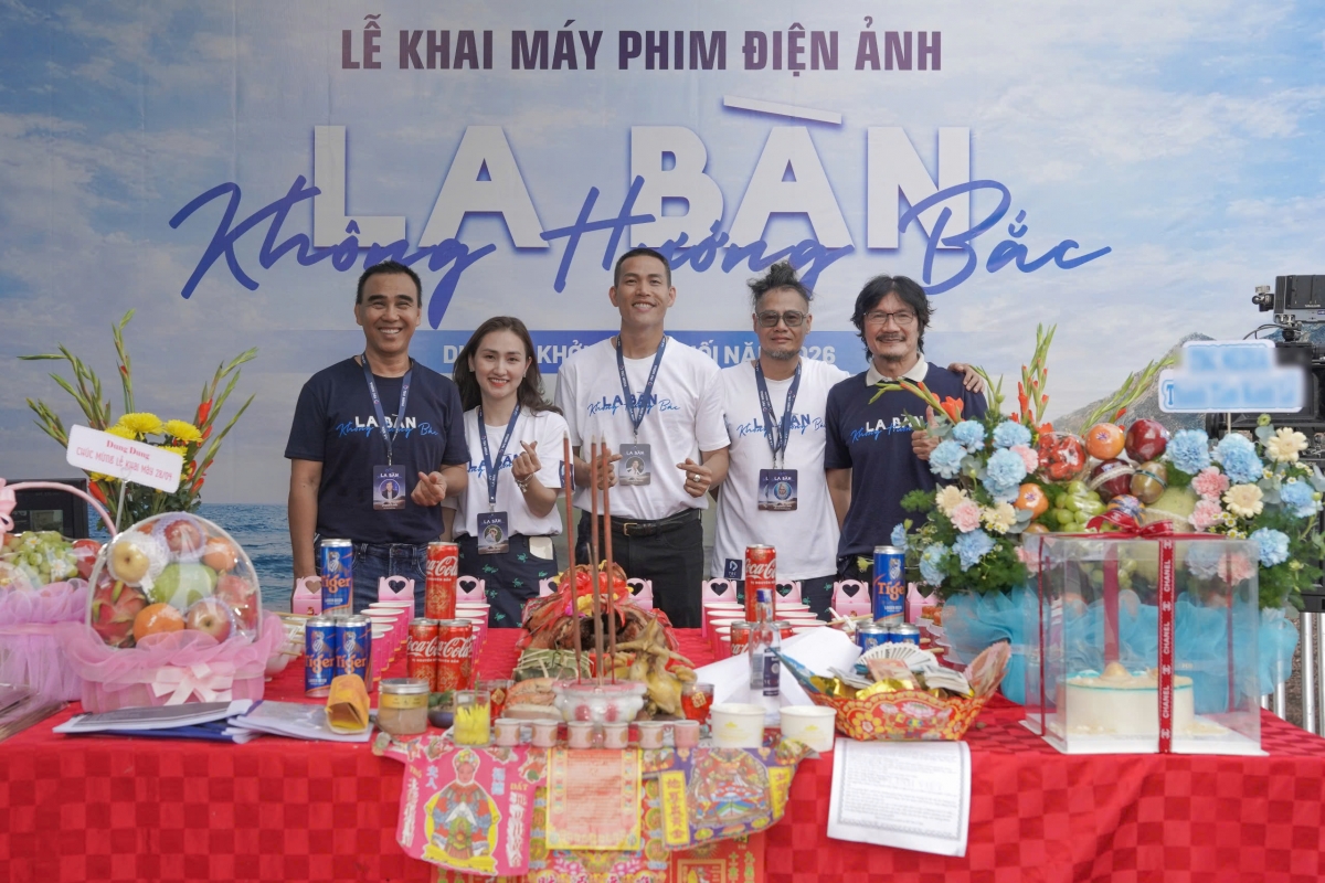 NSƯT Quyền Linh (ngoài cùng bên phải) và Quách Beem (giữa)