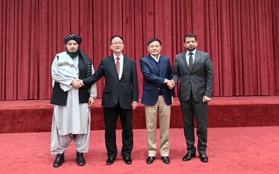 Đại diện phái đoàn 3 bên tham dự cuộc gặp không chính thức tại Urumqi, Trung Quốc. Ảnh: Bộ Ngoại giao Trung Quốc.