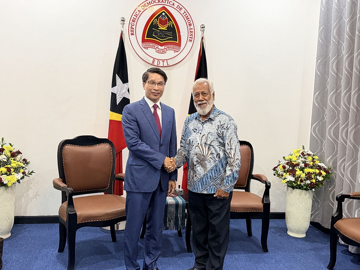 Đại biện Việt Nam tại Timor-Leste Phạm Bình Đàm chào xã giao Thủ tướng Timor-Leste Xanana Gusmão