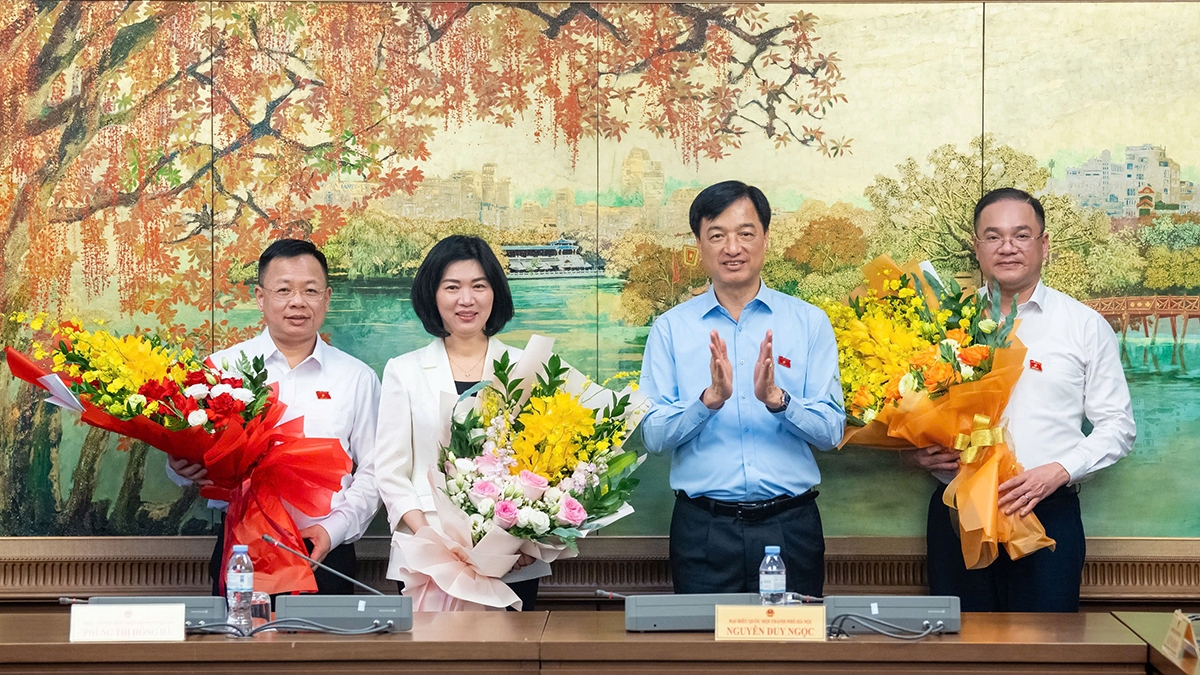 Bí thư Thành ủy Hà Nội Nguyễn Duy Ngọc tặng hoa chúc mừng Phó Trưởng đoàn ĐBQH và đại biểu Quốc hội chuyên trách Đoàn ĐBQH thành phố Hà Nội