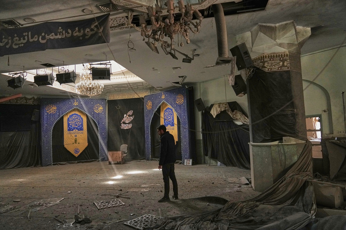 Một sinh viên kiểm tra thiệt hại tại một nhà thờ Hồi giáo trong khuôn viên Đại học Công nghệ Sharif ở Tehran, nơi bị tấn công sáng 6/4/2026. Ảnh: AP