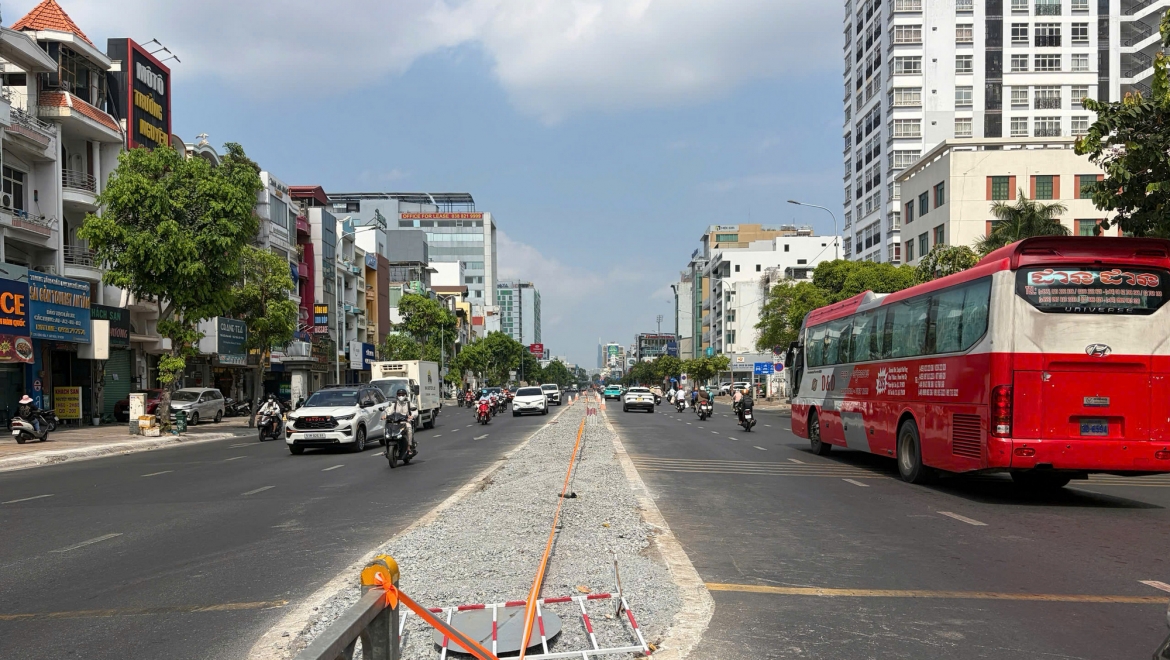Dải phân cách giữa được phá bỏ (ảnh: M.Q)