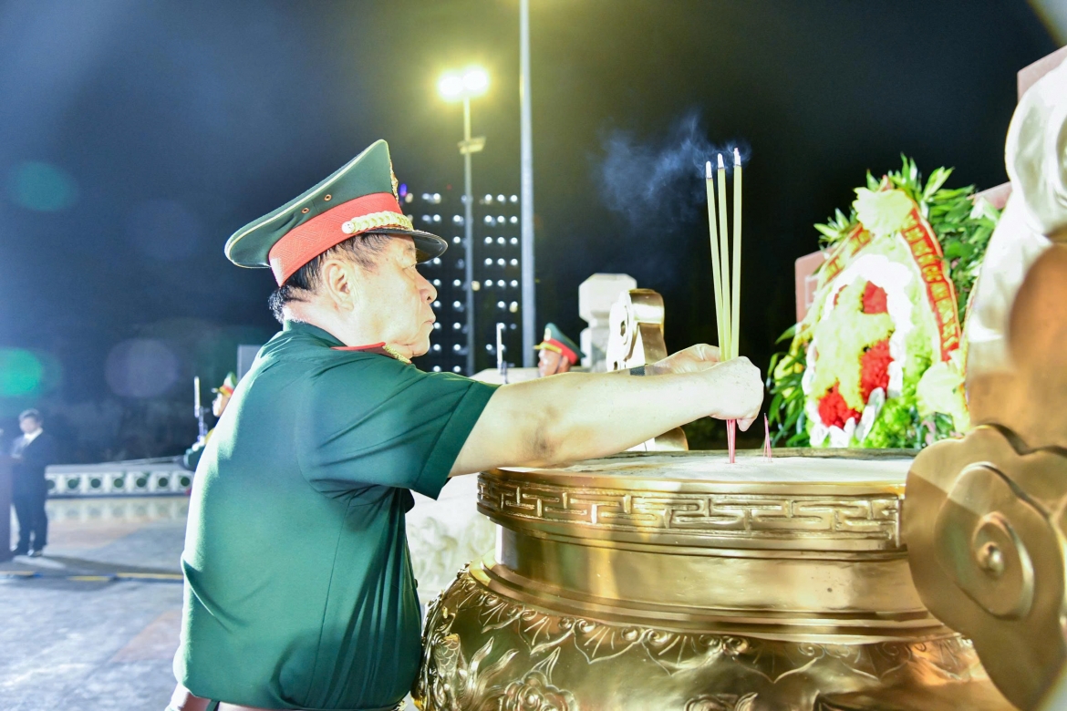 Đại tướng Nguyễn Trọng Nghĩa thắp hương tưởng nhớ anh linh các Anh hùng liệt sĩ.