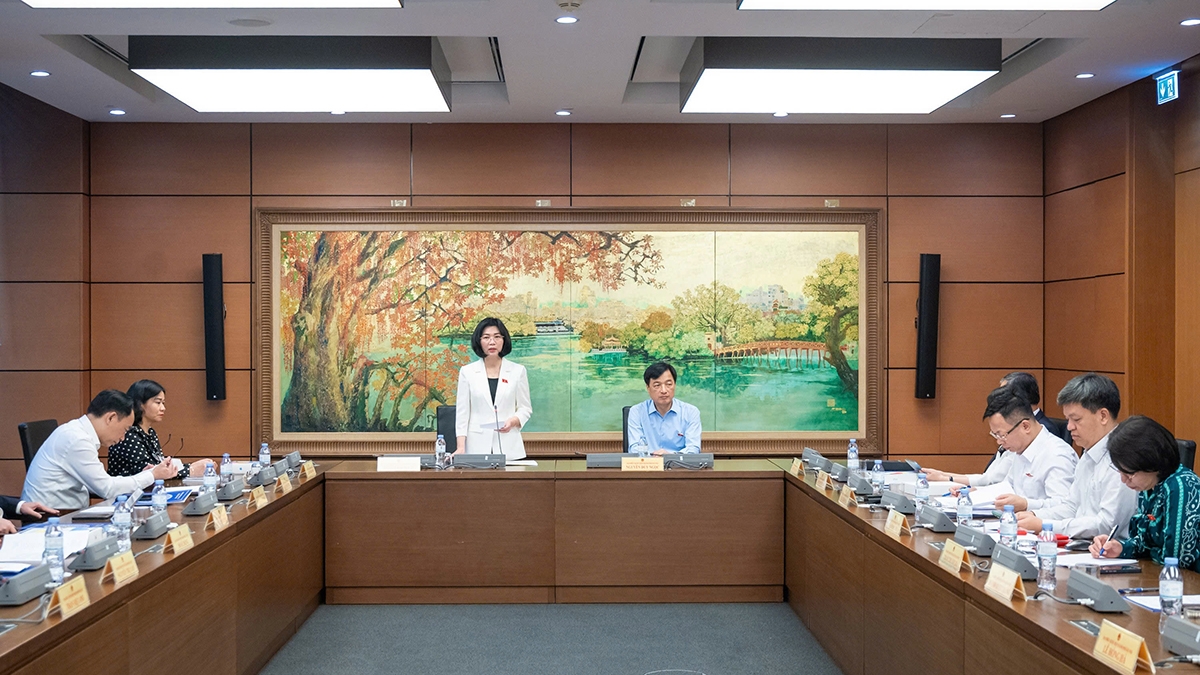 Phó Bí thư Thành ủy, Chủ tịch HĐND thành phố, Phó Trưởng Đoàn ĐBQH thành phố Hà Nội Phùng Thị Hồng Hà phát biểu tại hội nghị