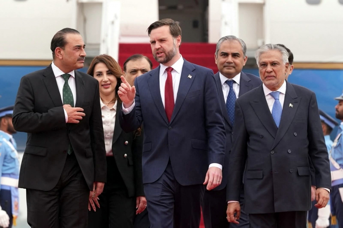 Phó Tổng thống JD Vance (giữa, phía trước) dẫn đầu phái đoàn Mỹ tới Pakistan để tham gia cuộc đàm phán với phía Iran ngày 11/4/2026 - Ảnh: THX/TTXVN