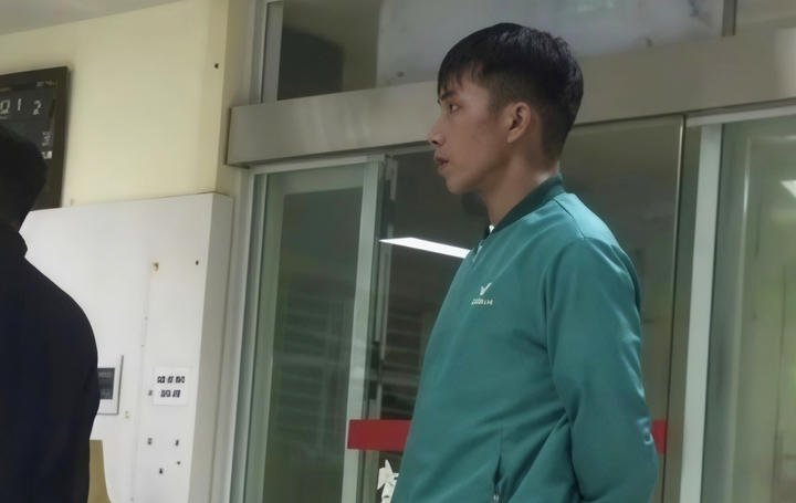 Tài xế Đạo ứng tiền viện phí, ở lại hỗ trợ nữ hành khách làm thủ tục nhập viện.