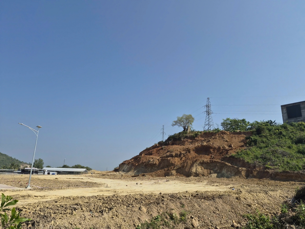 Hàng ngàn mét khối đất đã được vận chuyển ra khỏi khu đất của ông Nguyễn Đức Hưng.