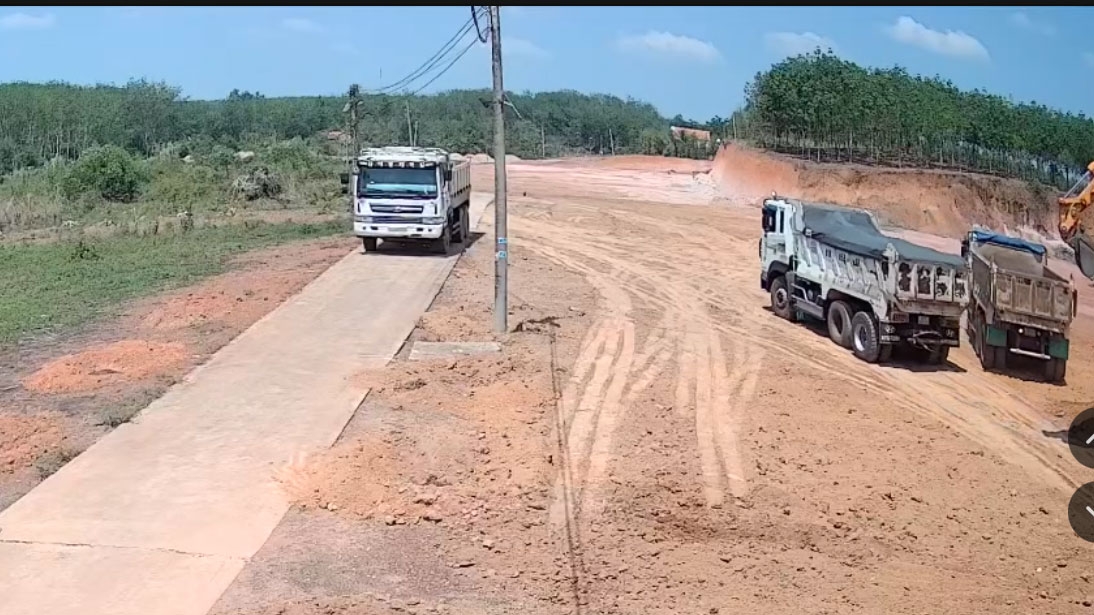 Cảnh nhóm người lạ đến khai thác đất (ảnh: người dân cung cấp)