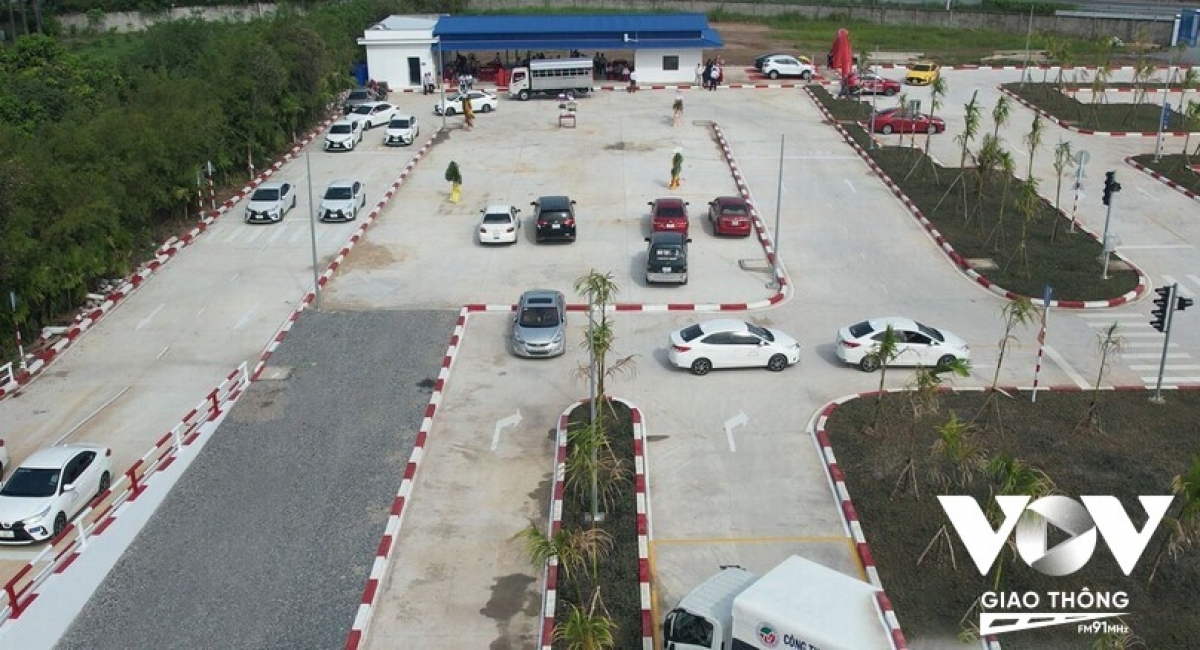 Việc áp dụng thiết bị định danh và xác thực điện tử không chỉ mang lại sự tiện lợi cho người học mà còn góp phần tăng cường kiểm soát, đảm bảo quản lý chặt chẽ người học lái xe ngay từ khâu đăng ký.