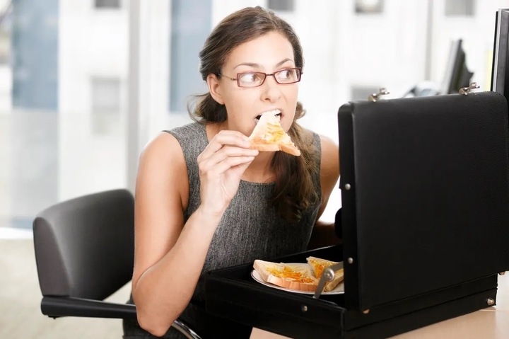 Tại Pháp, hành động ăn uống tại bàn làm việc bị coi là phạm pháp. (Ảnh: iStock)