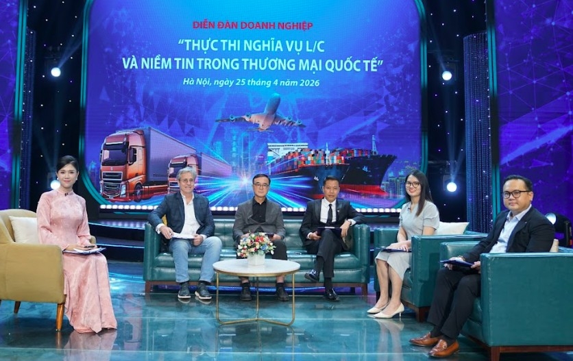 
Các đại biểu tham gia toạ đàm gồm có: Ông Lê Duy Thái Bình – Phó Tổng Giám đốc công ty TNHH thương mại Koizumi Việt Nam; ông Lê thanh Hoài – Tổng Giám đốc công ty Caplink Global; ông Mark Looney- Doanh nhân ngành Xây dựng và Kiến trúc; ông Pak Nak Jong – nguyên Giám đốc Trung tâm Văn hóa Doanh nhân Hàn Quốc tại Việt Nam; bà Ngô Thu Hương – Trưởng phòng Khách hàng Doanh nghiệp, ngân hàng Woori Việt Nam