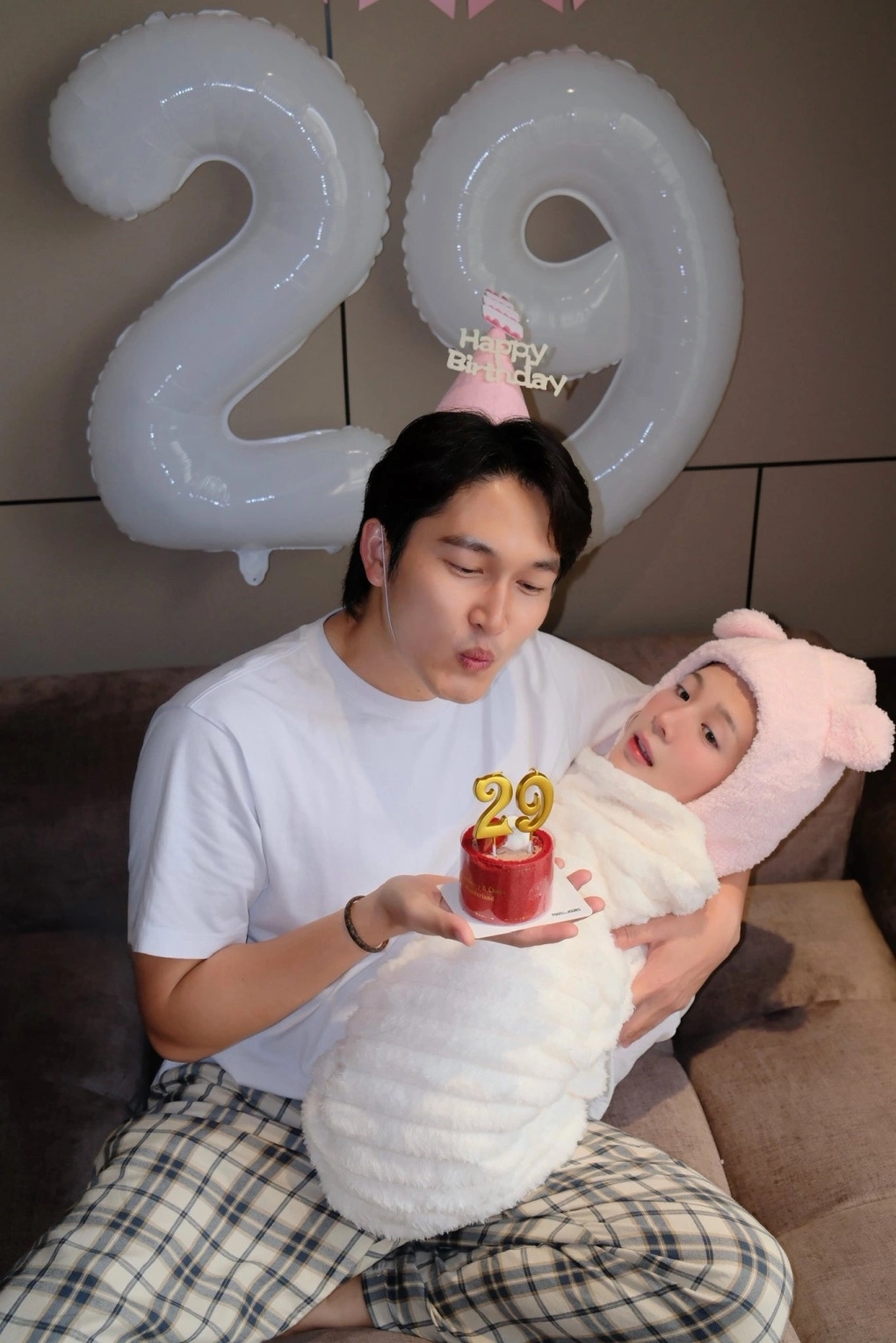 Đình Tú thu hút chú ý khi đăng những khoảnh khắc ngộ nghĩnh trong sinh nhật của bà xã - diễn viên Ngọc Huyền. Cô được anh dùng chăn cuốn lại như một em bé rồi bồng bế trên tay.