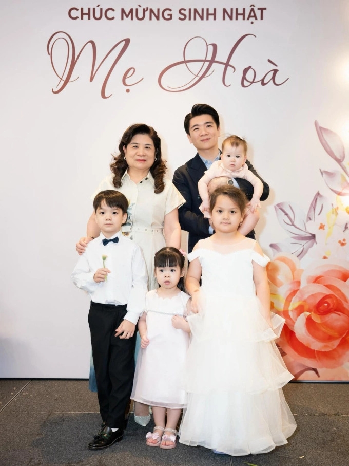 Bé Titi - ái nữ đầu lòng của hoa hậu Đỗ Mỹ Linh và chồng đại gia - lên sân khấu hát cùng anh họ để chúc mừng bà nội bước sang tuổi mới.