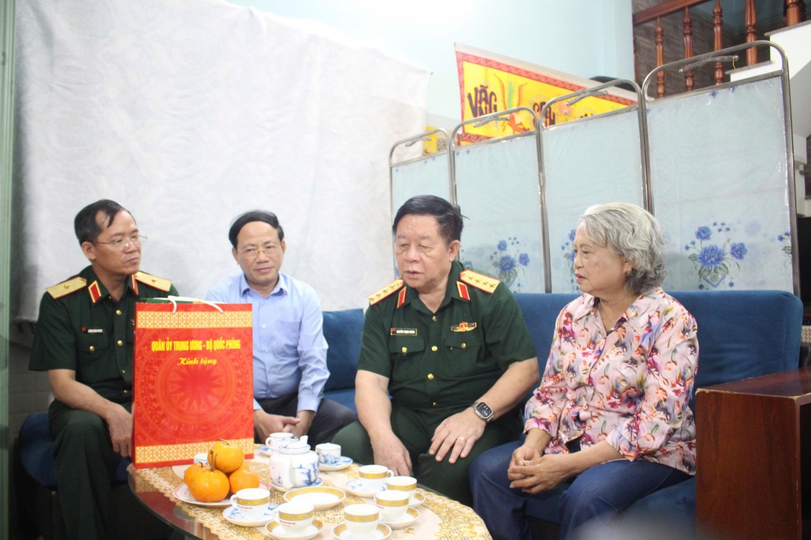 Đoàn công tác đã đến thăm và tặng quà 3 gia đình thương binh tại phường Quy Nhơn Nam, tỉnh Gia Lai.