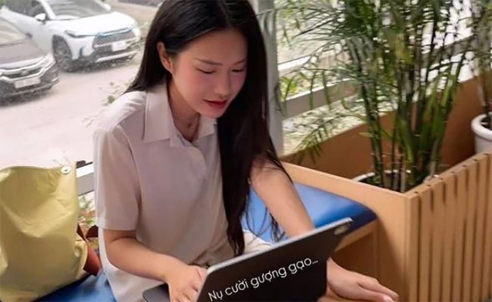 Doãn Hải My, bà xã Đoàn Văn Hậu gây xôn xao với hình ảnh một sinh viên đang… “gãy” vì tiểu luận.