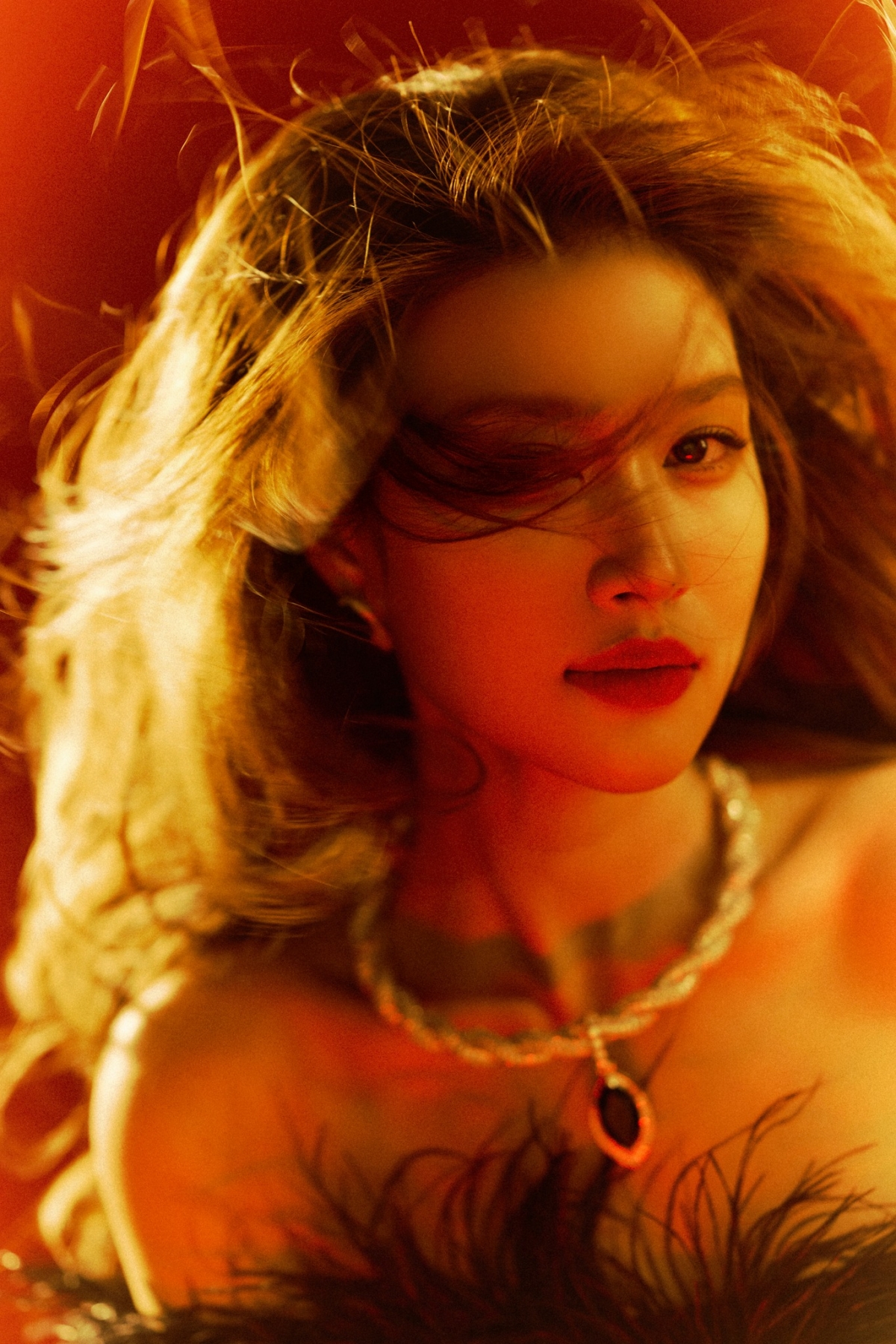 Đoàn Thiên Ân tiếp tục “ghi điểm” với loạt ảnh mới khoe nhan sắc dịu dàng nhưng vẫn đầy sức hút. Layout trang điểm nhẹ nhàng, nụ cười tươi giúp nàng hậu giữ vững phong độ visual nổi bật.