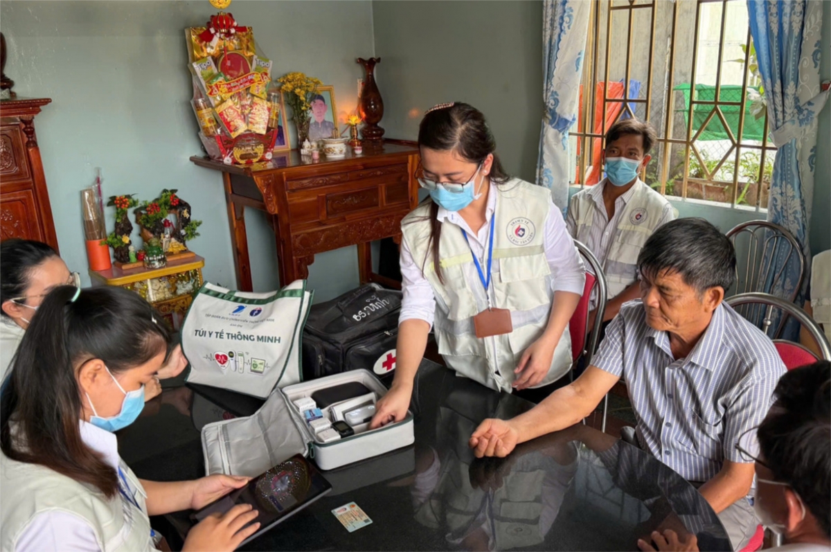 Đội chăm sóc sức khỏe liên tục gắn với địa bàn dân cư của xã Đất Đỏ thăm khám cho một người dân cao tuổi ngay tại nhà (Ảnh: Sở Y tế TP.HCM)