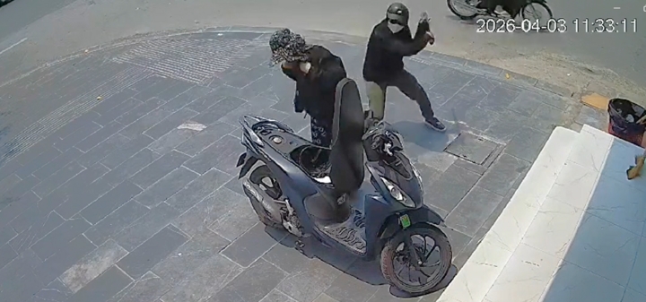 Kẻ bịt mặt dùng hung khí đánh chị Đ.T.L.A. (Ảnh cắt từ clip)