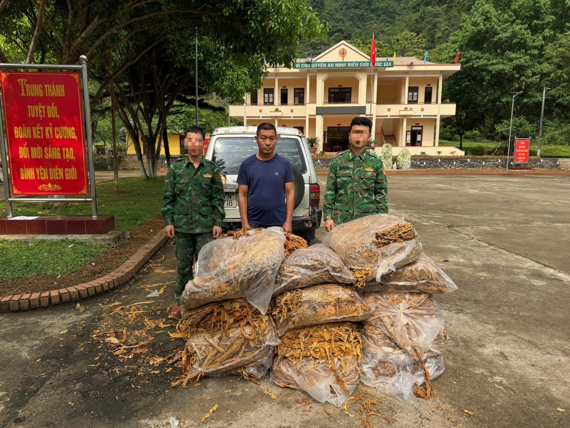 Đồng Văn Dũng cùng tang vật bị bắt giữ tại đồn Biên phòng Ngọc Chung