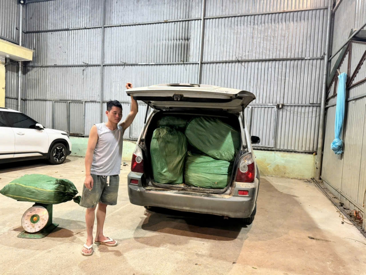 Lương Văn Thời cùng tang vật bị đồn Biên phòng Ngọc Côn bắt giữ
