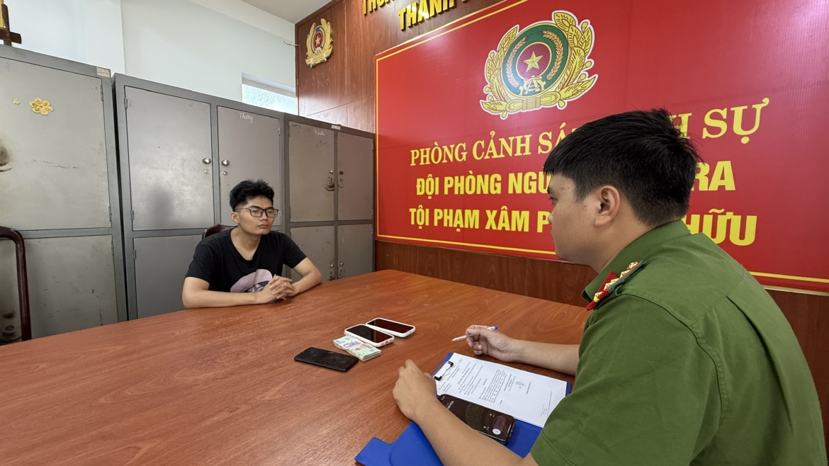 Đối tượng Trần Trung Nghĩa tại cơ quan điều tra (Ảnh: Công an Đắk Lắk)