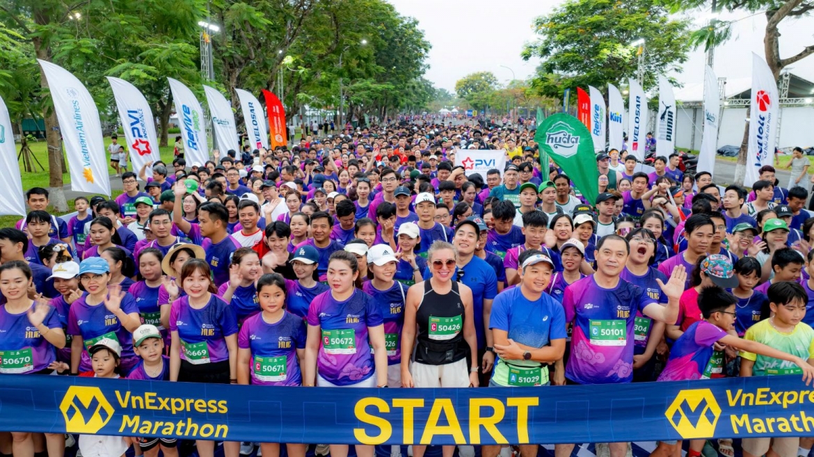 Đông đảo VĐV tham gia Giải VnExpress Marathon Huế 2026