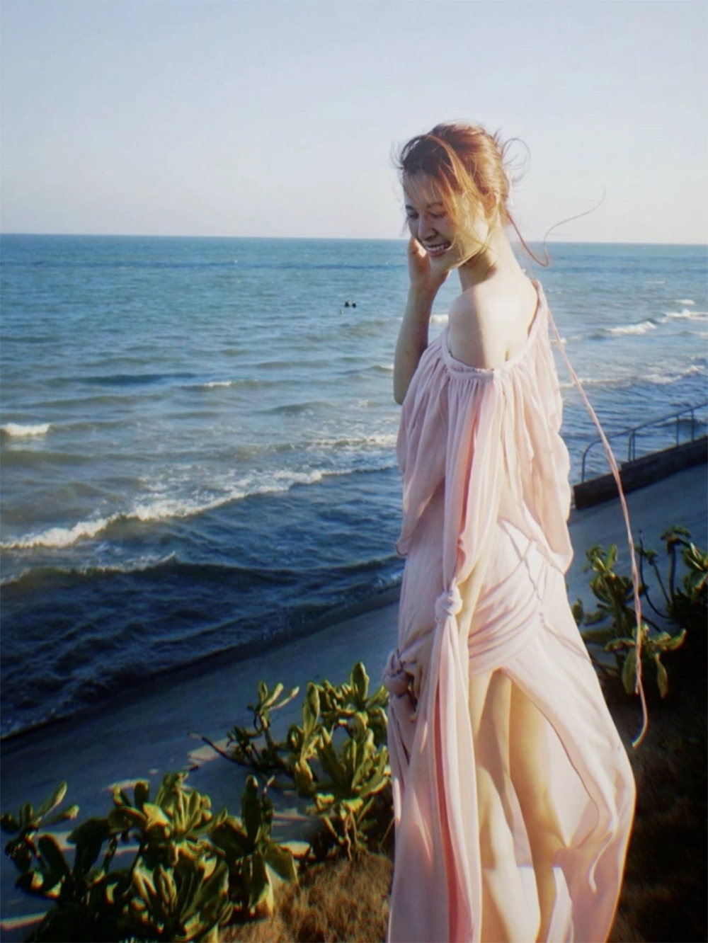 Đông Nhi khoe sắc trong chuyến du lịch biển cùng ông xã và hai con gái.