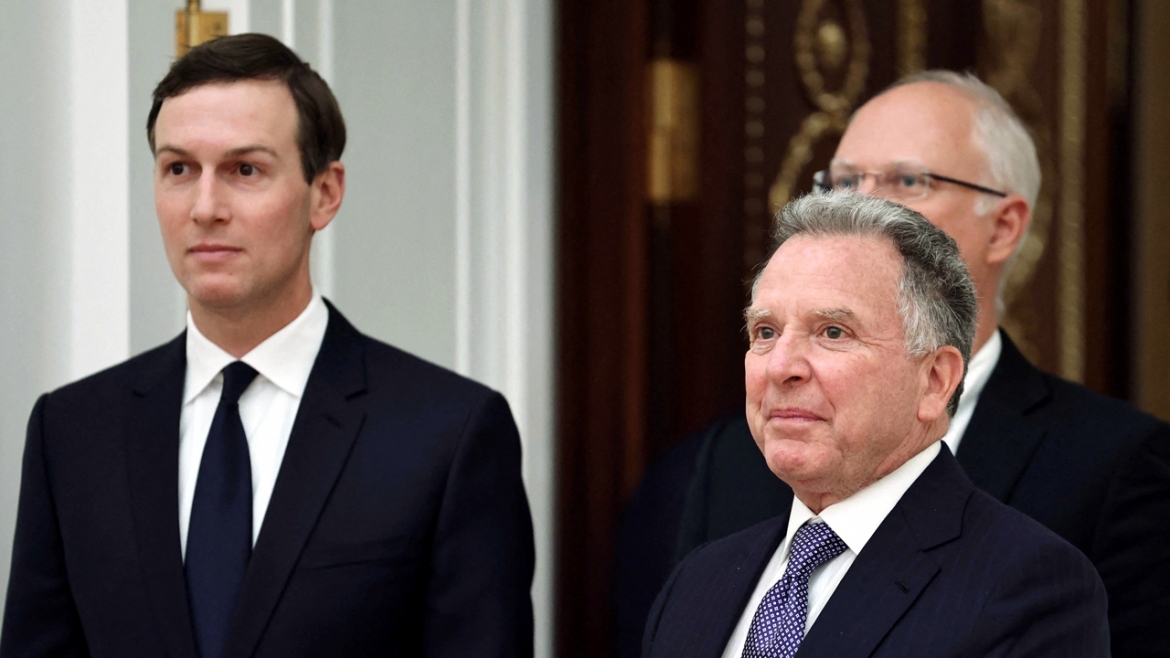 Đặc phái viên của tổng thống Mỹ Steve Witkoff và ông Jared Kushner - Ảnh: Reuters