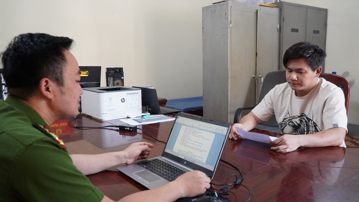 Đối tượng Ngô Đức Lượng ra đầu thú tại cơ quan công an.