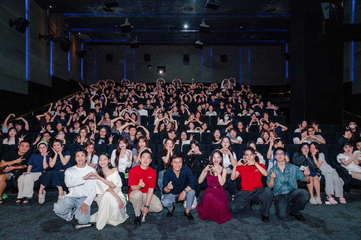 Đoàn làm phim "Phí Phông" giao lưu cùng khán giả tại các cụm rạp.