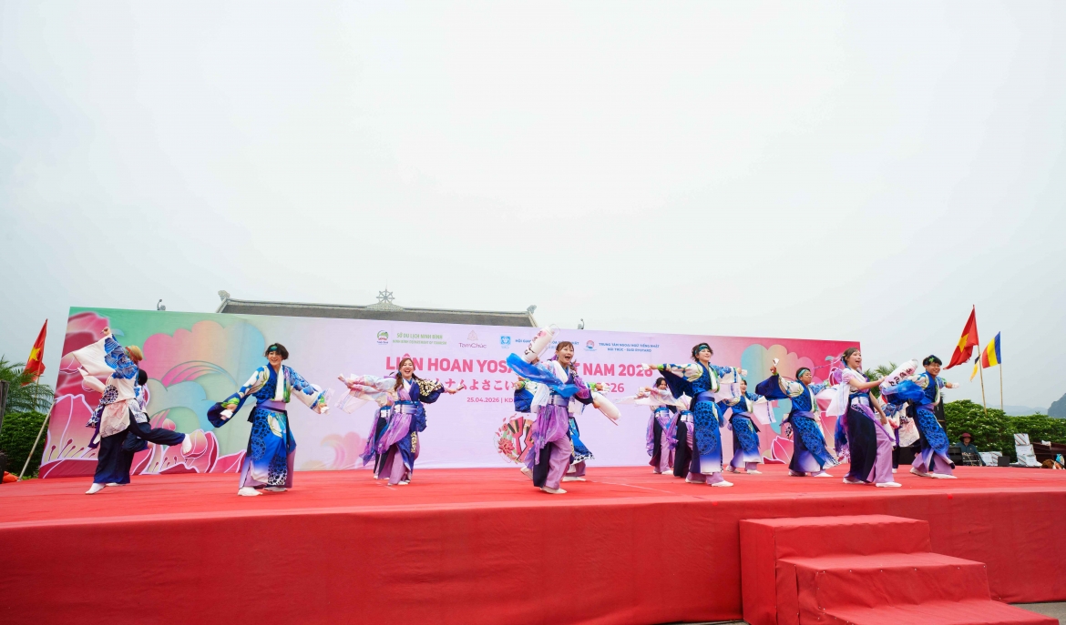 Các đội Yosakoi Việt Nam và Nhật Bản cùng hòa nhịp trong màn trình diễn mở màn đầy năng lượng.
