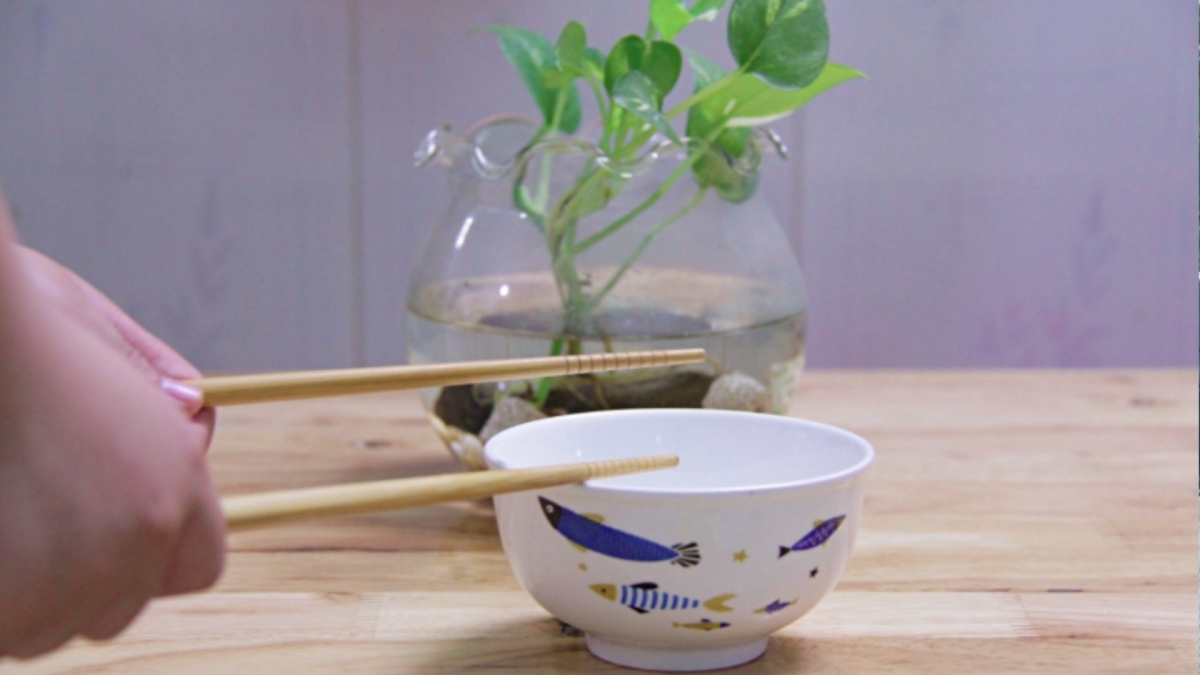 Theo quan niệm dân gian Việt Nam, việc gõ bát đũa trong lúc ăn cơm là điều đại kỵ. (Ảnh minh họa). 