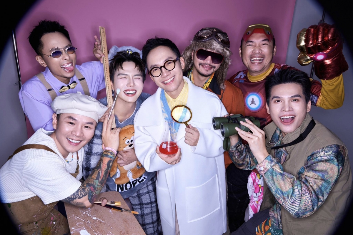 Hội Nhà Trẻ với 7 “anh tài” mang đến nguồn năng lượng đúng chuẩn trẻ trung – tinh nghịch – đầy tính giải trí. Loạt ảnh được đăng tải nhanh chóng khiến fan “tan chảy” bởi biểu cảm lầy lội, những khoảnh khắc đùa nghịch tự nhiên và chemistry cực kỳ ăn ý giữa các thành viên.