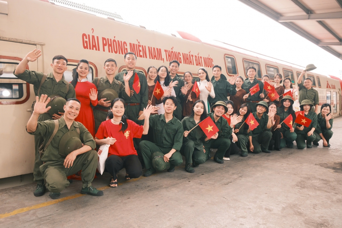 Du khách trải nghiệm hành trình đặc biệt trên Tàu Hà Nội 5 Cửa Ô dịp 30/4 - 1/5