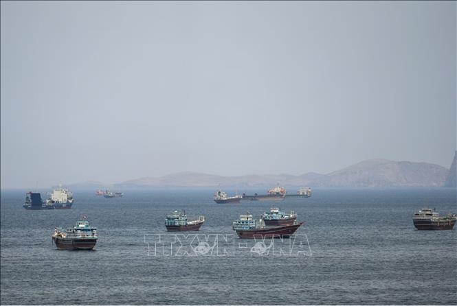 Tàu thuyền di chuyển trên eo biển Hormuz, ngoài khơi tỉnh Musandam, Oman, ngày 18/4/2026 (Ảnh: REUTERS/TTXVN)