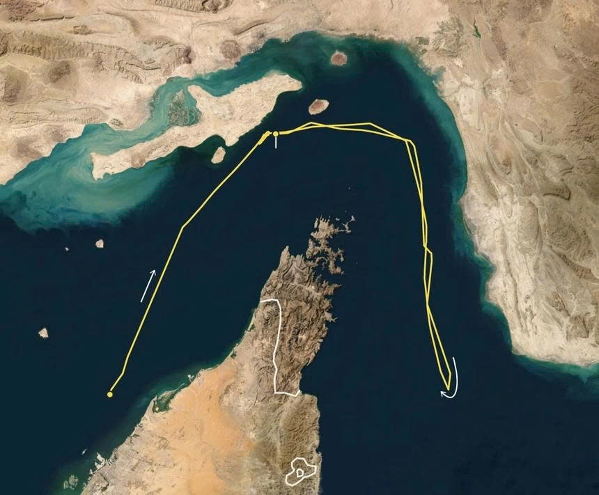 Hormuz là eo biển quan trọng, nơi 20% lượng dầu thế giới được vận chuyển qua lại mỗi ngày trước chiến sự Iran. (Ảnh: Reuters)