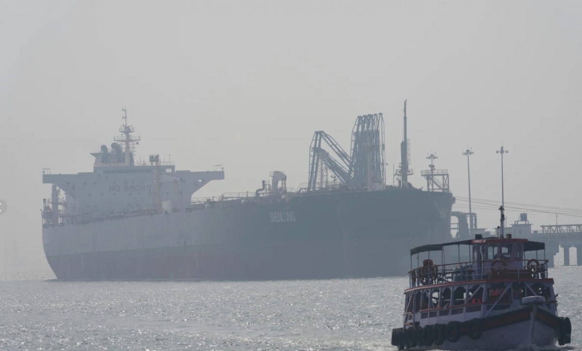 Tàu thuyền di chuyển qua eo biển Hormuz. Ảnh: AP