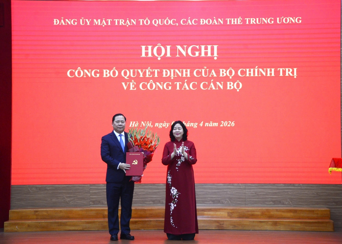 Bà Bùi Thị Minh Hoài - Ủy viên Bộ Chính trị, Bí thư Trung ương Đảng, Bí thư Đảng ủy MTTQ, các đoàn thể Trung ương, Chủ tịch Ủy ban Trung ương MTTQ Việt Nam, tặng hoa chúc mừng ông Nguyễn Phi Long.