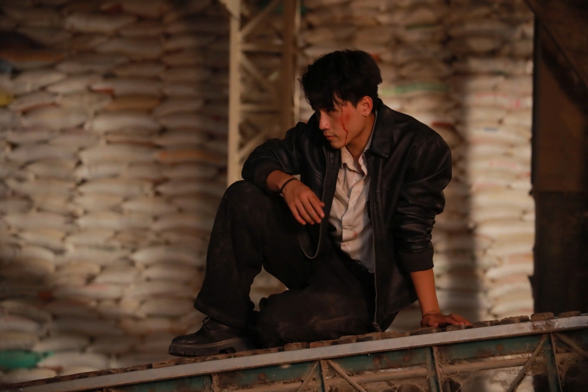 Võ Điền Gia Huy kiệt sức sau khi hoàn thành cảnh quay