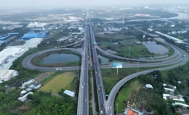 Hạ tầng giao thông liên vùng đang được đẩy mạnh đầu tư, tạo nền tảng phát triển cho khu Tây TP HCM