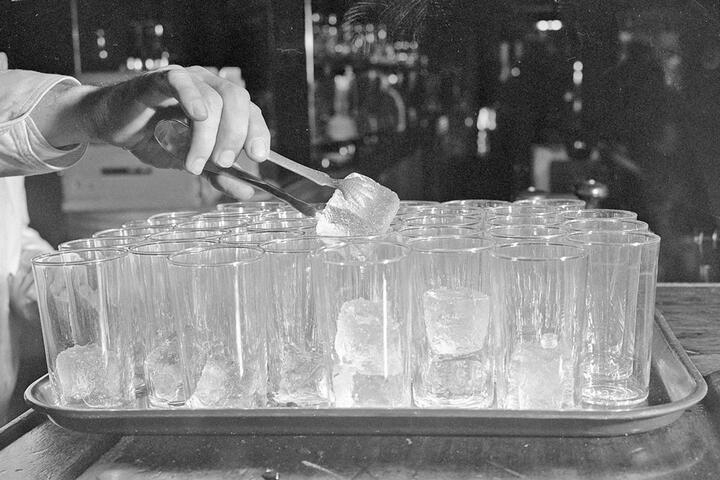 Phục vụ ly nước đá lạnh là tiêu chuẩn của ngành dịch vụ tại Mỹ. (Ảnh: HistoryFiles)