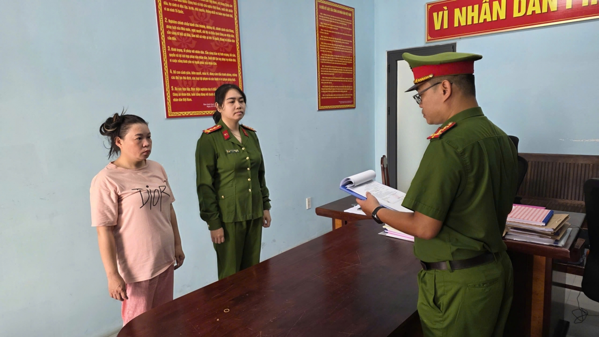 Công an thực hiện lệnh bắt giữ người trong trường hợp khẩn cấp đối với Phạm Thị Hồng Phúc