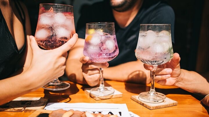 Người Mỹ ưa chuộng các loại đồ uống có ga thưởng thức cùng viên đá lạnh. (Ảnh: Taste)