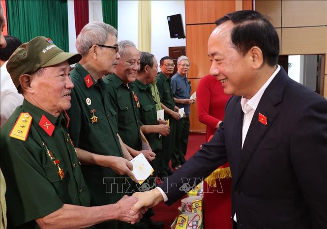 Đồng chí Trịnh Văn Quyết trao quà cho các gia đình chính sách trên địa bàn tỉnh Tuyên Quang. Ảnh: Đức Thọ/TTXVN