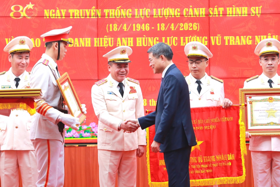 Giám đốc Công an TP Hà Nội, Trung tướng Nguyễn Thanh Tùng được phong danh hiệu Anh hùng lực lượng vũ trang nhân dân. 