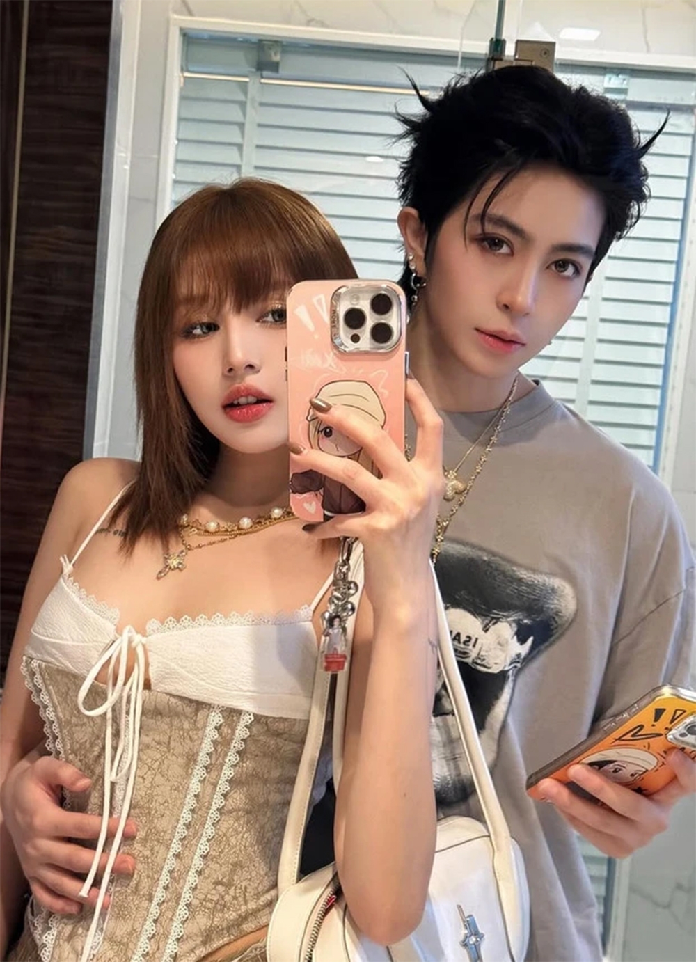 Gil Lê nhận comment “Xoài cũng là trải nghiệm của Gil à” trên sóng livestream và thẳng thắn đáp trả: “Câu này bị vô duyên đó bạn”.