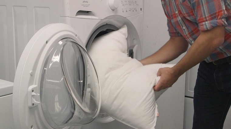 Vệ sinh gối đúng tần suất giúp hạn chế vi khuẩn, nấm mốc và các tác nhân gây dị ứng tích tụ theo thời gian