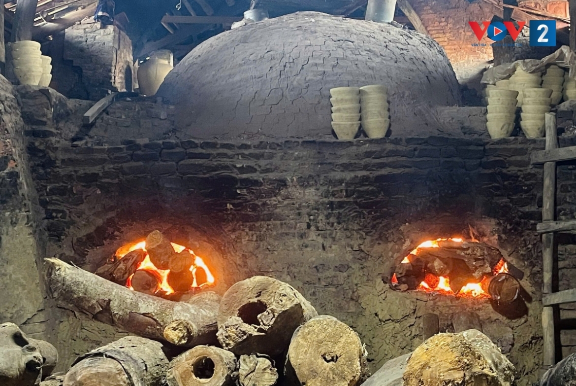 Người dân Quyết Thành vẫn nung gốm bằng lò củi truyền thống
