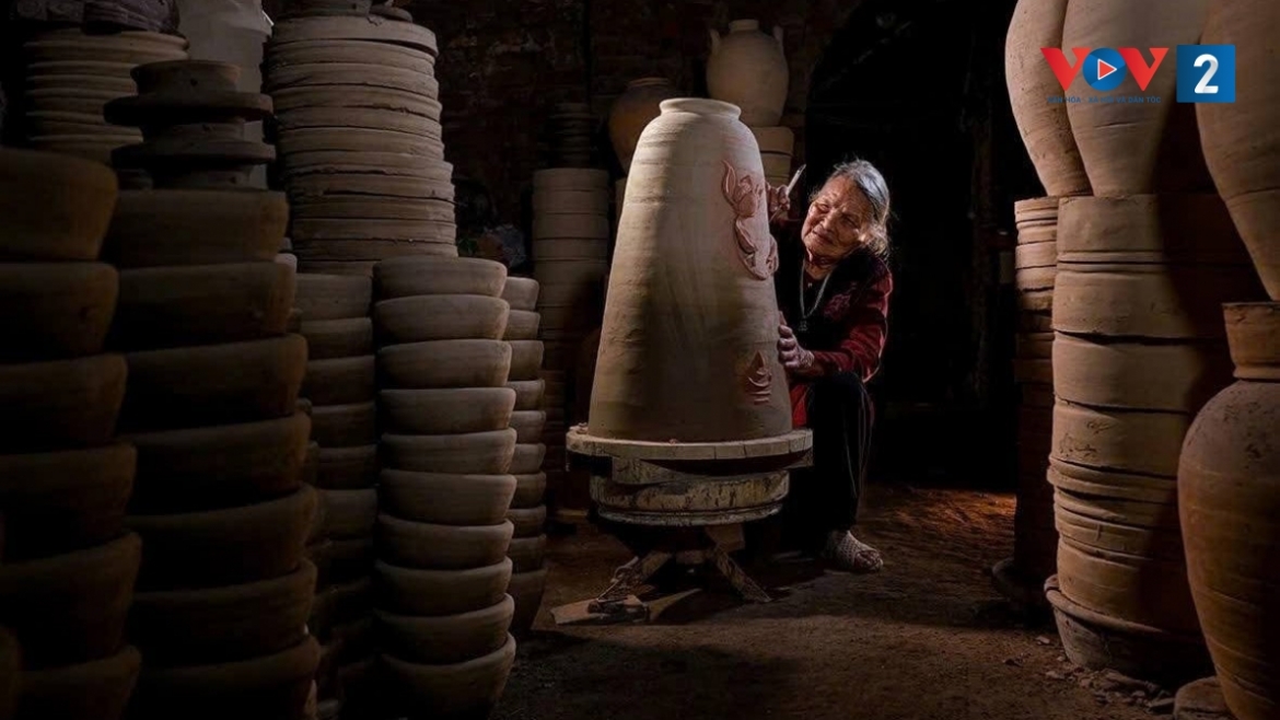 Dưới đôi bàn tay khéo léo của người thợ, những sản phẩm gốm ra đời