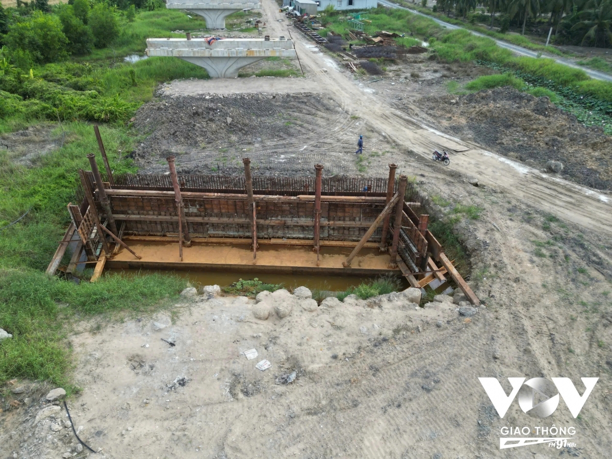 Một số hạng mục trên tuyến Vành đai 3 TP.HCM vẫn đang trong quá trình thi công, khối lượng công việc còn khá lớn.